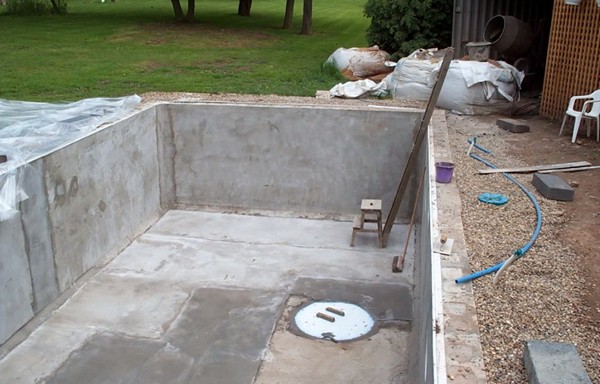 бассейн з бетону во дворі