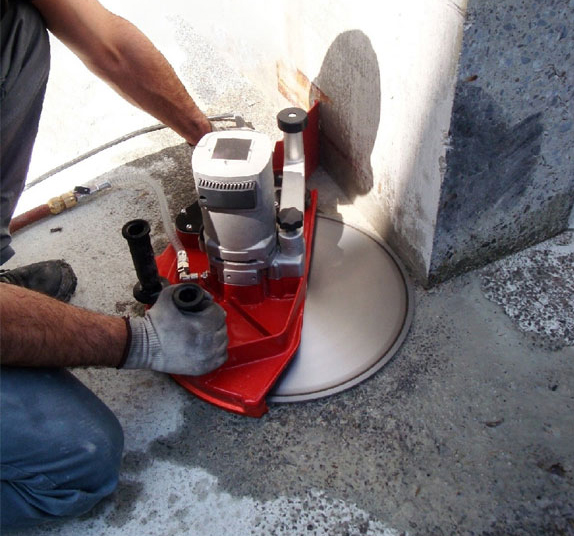 Різання бетону без пилу: як пиляти болгаркою своїми руками