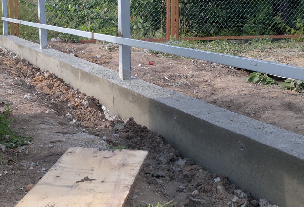 бетонний фундамент для паркану